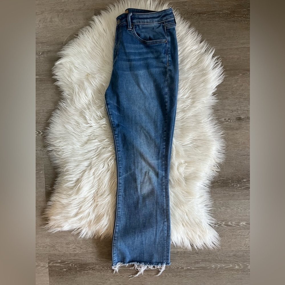 Driftwood Roxy cropped jean. Raw hem. Light blue denim. EUC. Size 30. - Picture 2 of 11